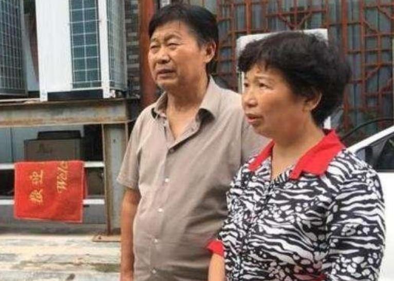 杜新枝|恢复清白后郭爸心情大好，带老伴杜新枝外出赏花，评论区遭群嘲