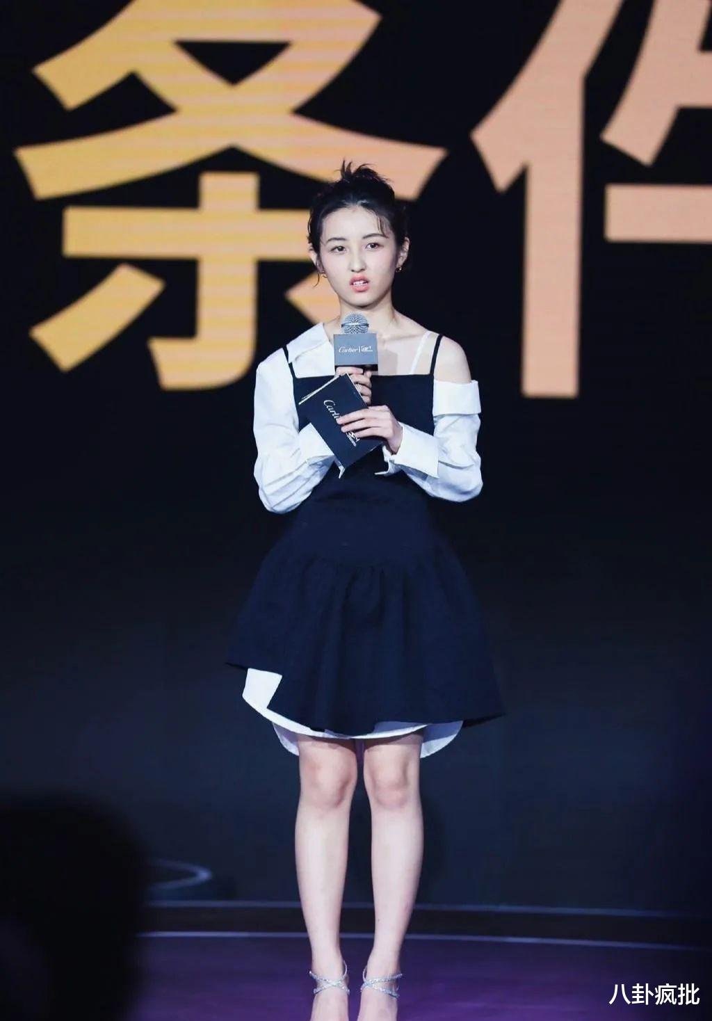 张子枫|腿好绝？张子枫竟有两条腿！