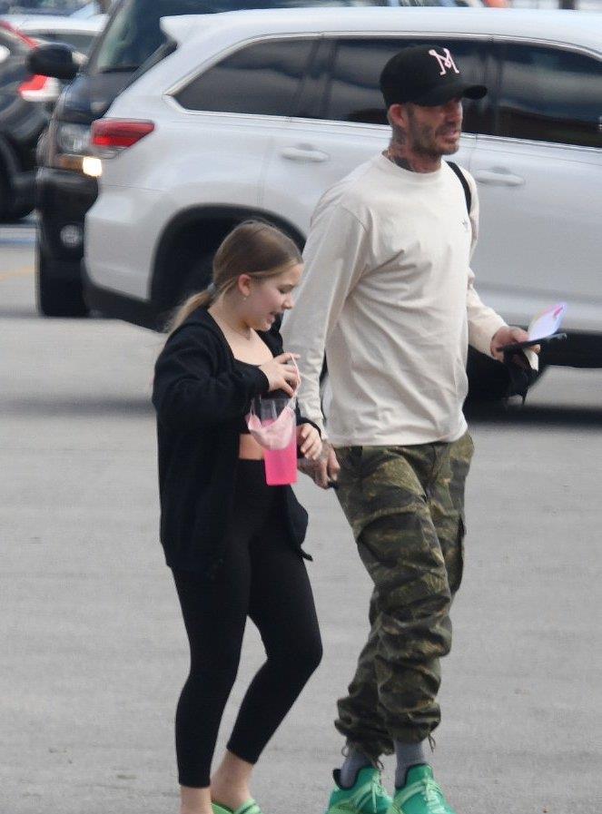 哈珀·贝克汉姆|贝克汉姆接女儿下课真宠！小七穿抹胸肚腩好突兀，大象腿不输老爸