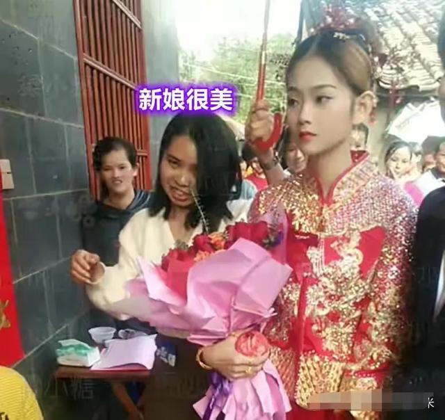 海南一对新人结婚,新郎新娘稚嫩得像初中生,网友:成年了吗?