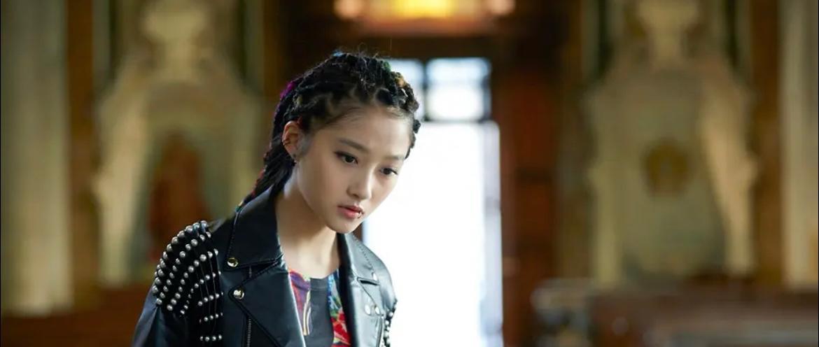 关晓彤|关晓彤海滩视频曝光，氛围感拉满，但是这鞋跟高度目测有20公分吧