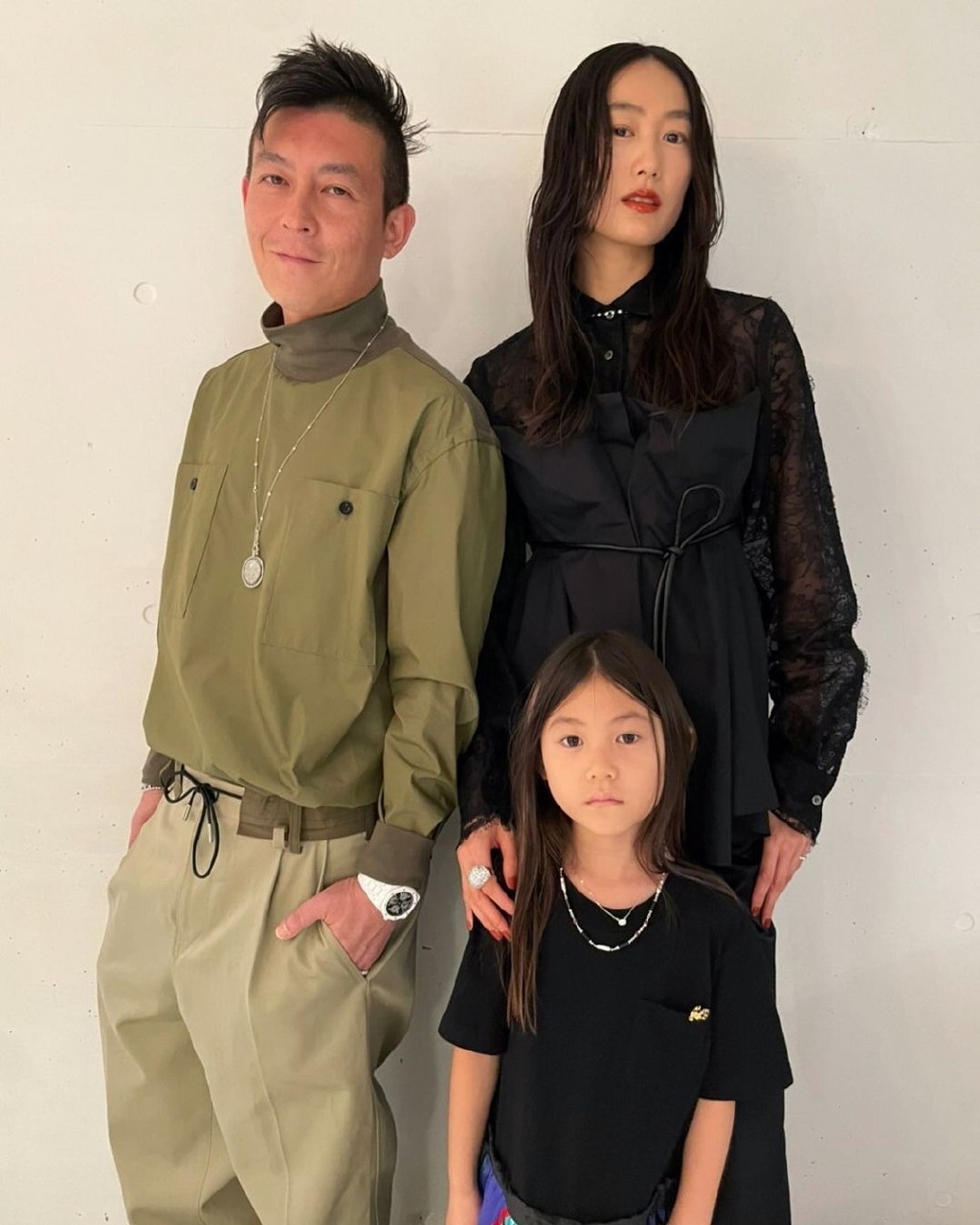 陈冠希|陈冠希晒全家福,5岁女儿既像爸爸又像妈妈,神态高冷超模范儿十足