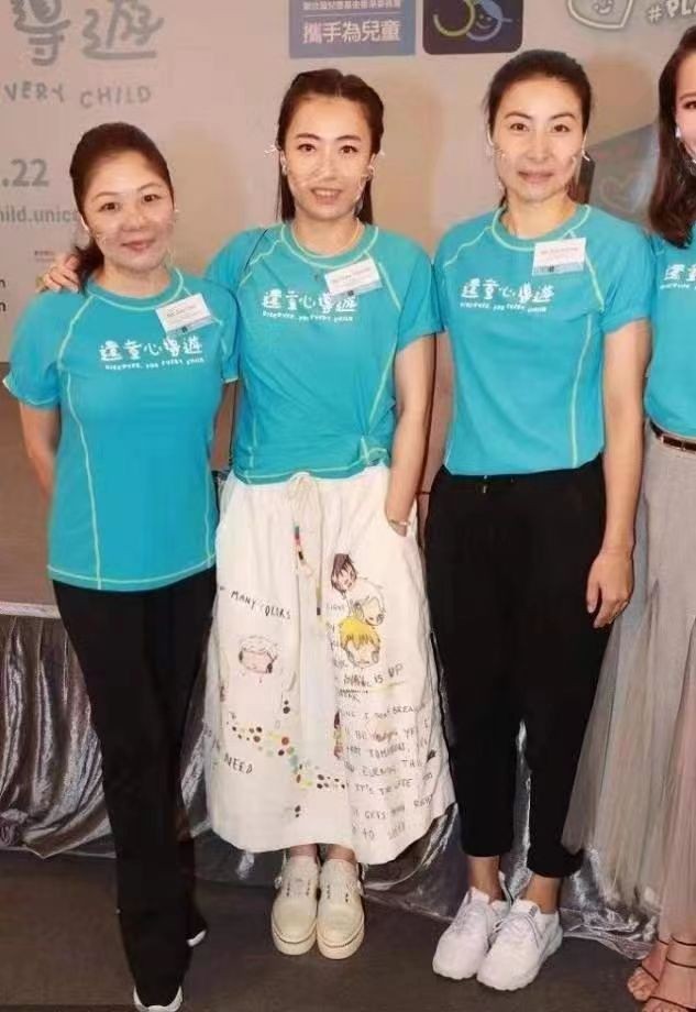 穿衣搭配|甘比转正后好高调啊,做公益都背13万的包,同框郭晶晶被抢风头