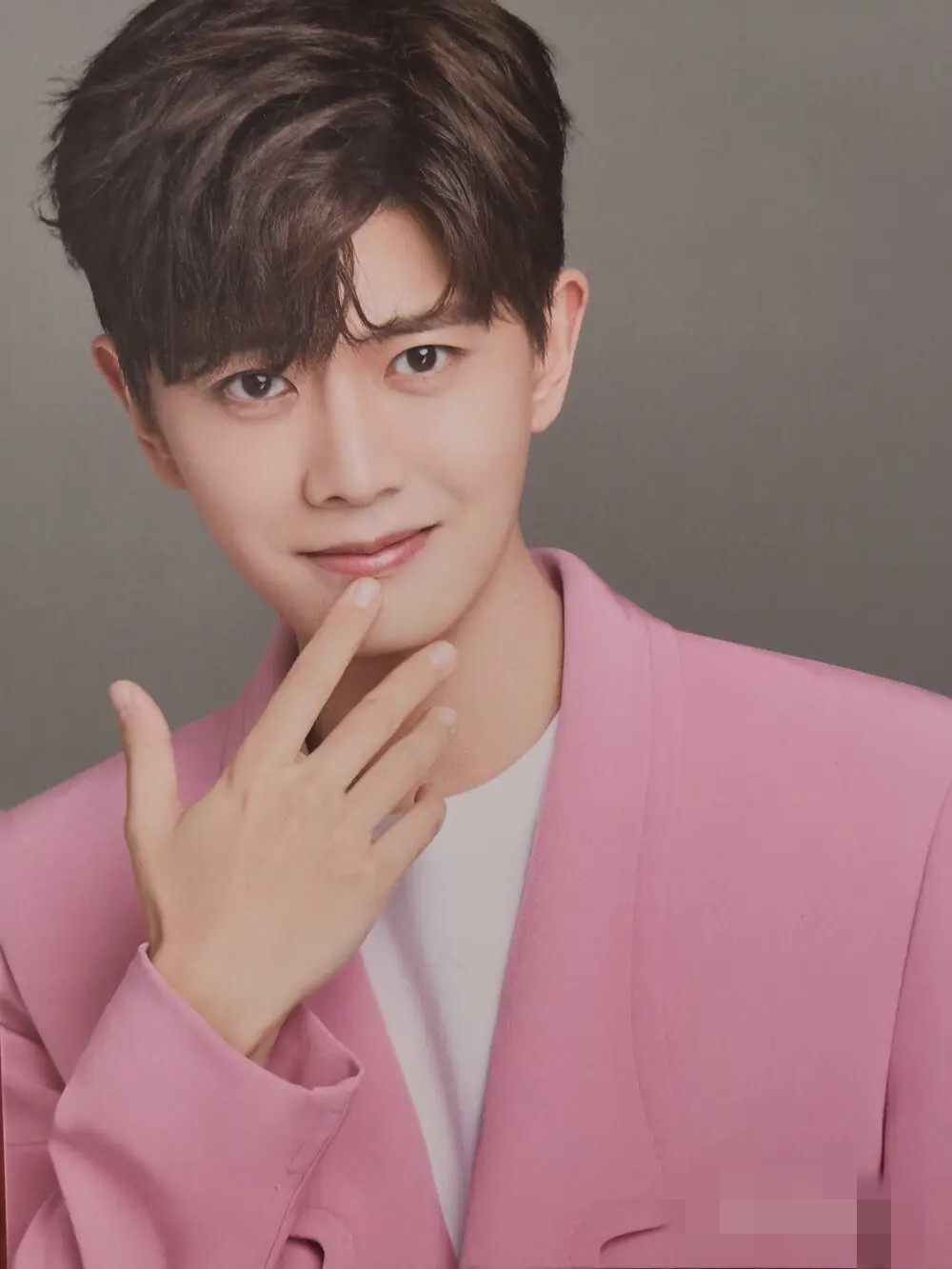 任嘉伦|任嘉伦现身瘦脱相网友说千万不要学罗云熙 中分发型被说拉垮颜值