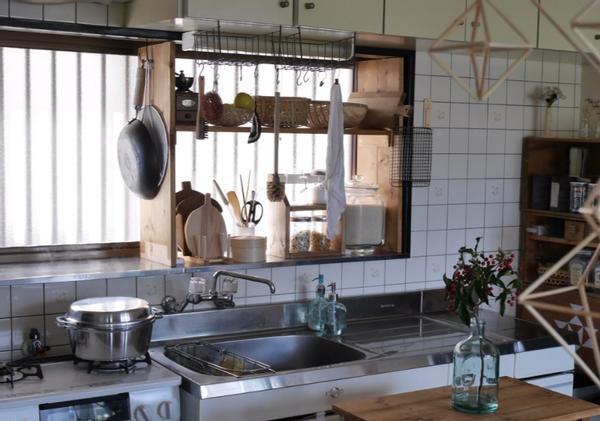 只要厨房还有1,日本都不放过做收纳,窗口打多层架,储物翻倍