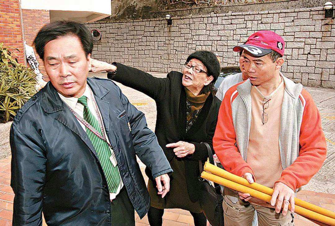 梅艳芳|一生重男轻女、拍卖梅艳芳贴身衣物卖钱的覃美金，和儿子闹翻了？