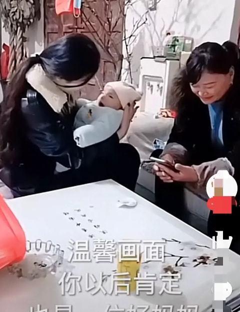 陈亚男|陈亚男亲戚家做客，双手抱娃画面温馨，被赞今后一定是位好妈妈