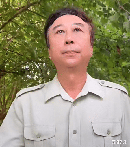 冯巩|破防了！64岁名家冯巩穿军装庆祝八一建军节：军魂永在，召必回