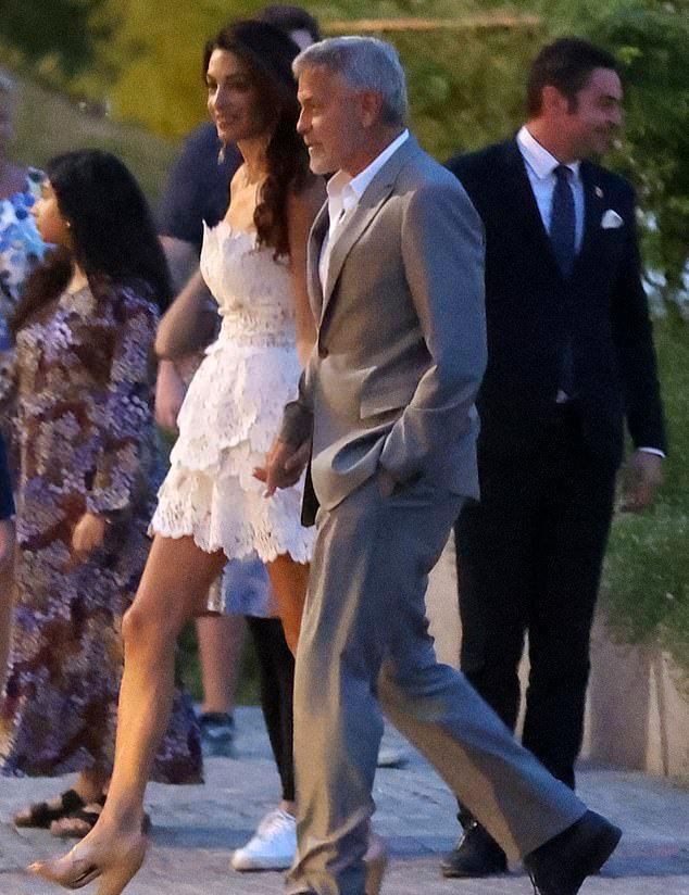 乔治·克鲁尼|乔治·克鲁尼约会小17岁妻子,阿马尔穿露肩迷你裙,身材高挑