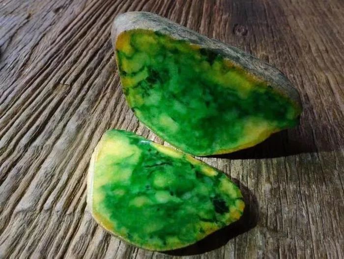 翡翠|翡翠赌石玩出高色黄夹绿，老司机都羡慕不已！