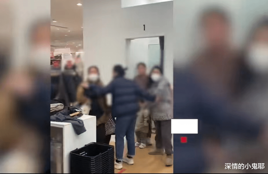 优衣库试衣服遭男童掀帘,家长被骂上热搜,一个重要细节被人忽略