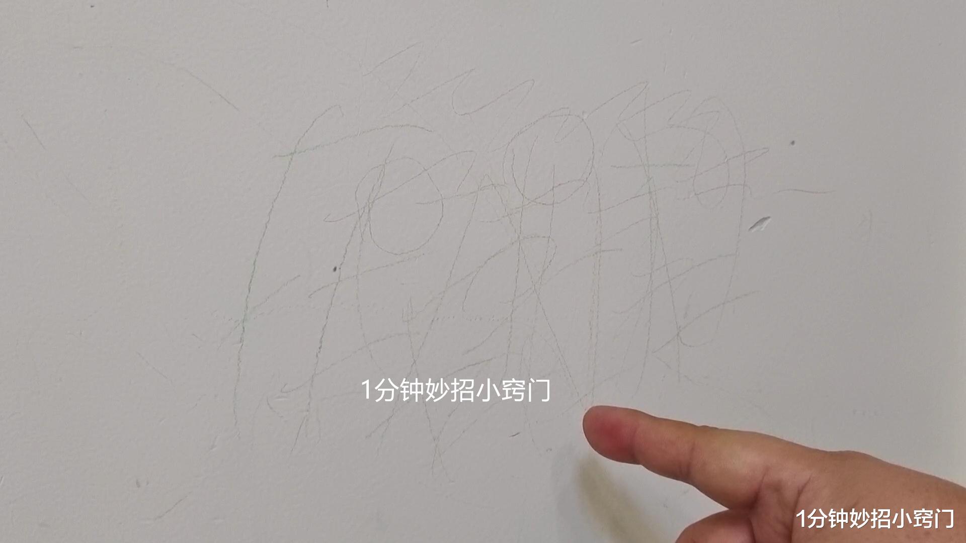 白墙脏了不用重新刷,教你一招,简单擦一擦,墙壁白净如新