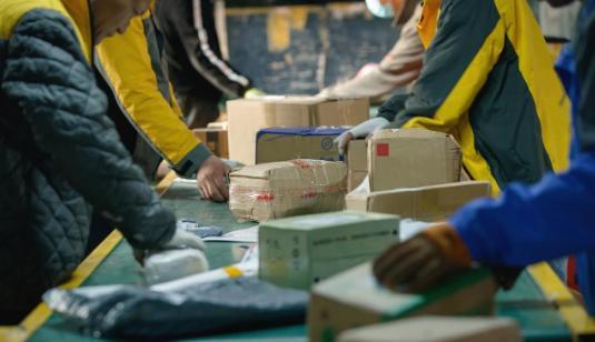 求职|快递网点多地停摆,日薪400元招不到临时工,上万件快递堆积如山