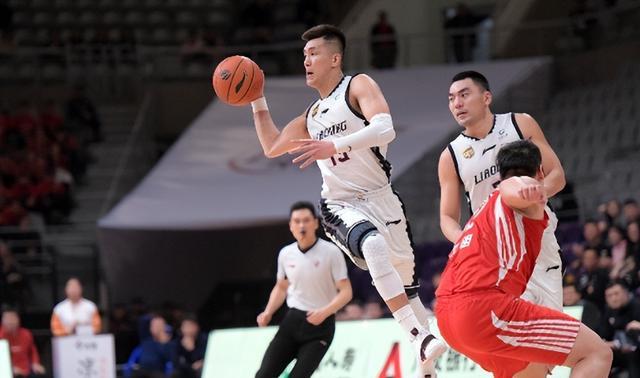 广东男篮|场均21分6板！一打广东宏远就爆发，郭士强错过的人被杨鸣捡到了