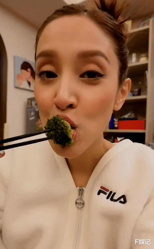 郑嘉颖|郑嘉颖一家人在家吃大餐为岳母庆生 三代同堂一起庆祝很温馨