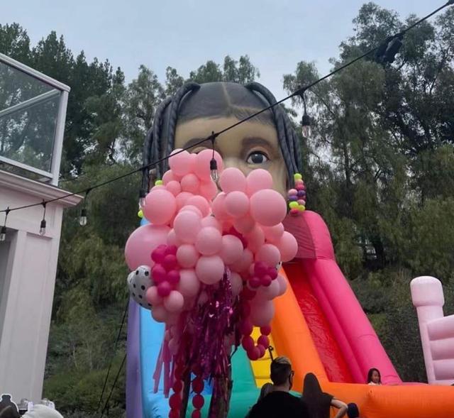 金·卡戴珊|卡戴珊家族给两个娃庆生，金小妹挺孕肚亮相，坎爷抱娃笑容灿烂！