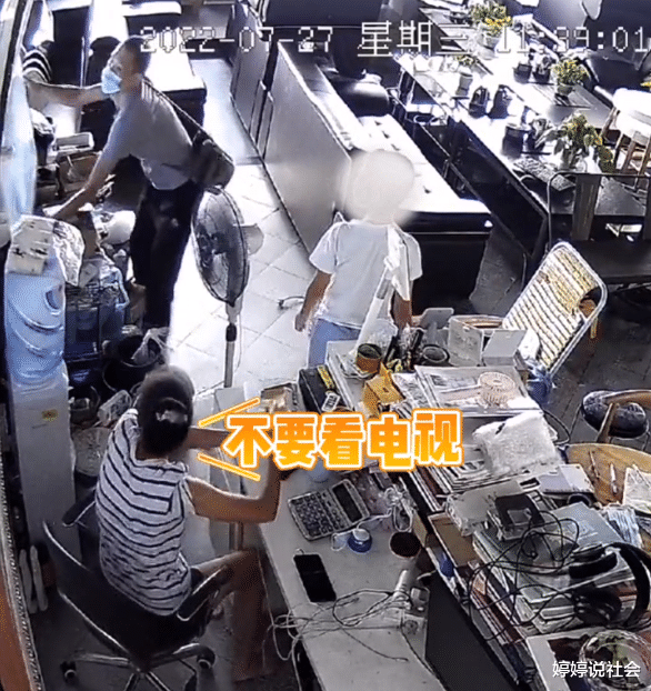 广东10岁男孩沉迷看电视,爸爸一怒之下砸电视机,事后忏悔太偏激