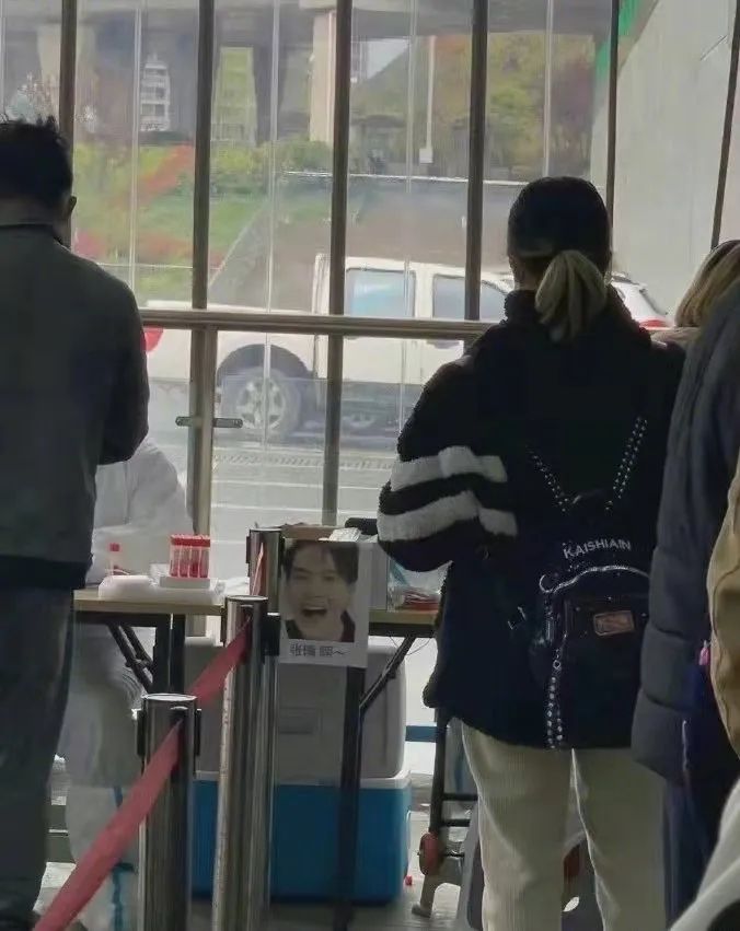 明星|41岁的著名歌星确诊新冠，因4亿豪宅意外曝光，网友：蹭热度，滚！