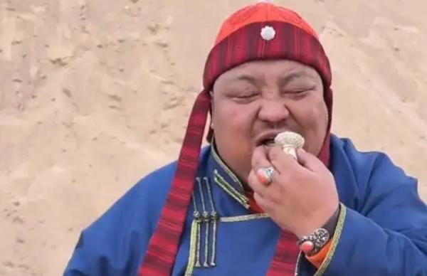 |恩克：靠直播年入千万，体重狂飙500斤仍狂吃不止，身体令人担忧