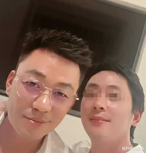 王宝强|王宝强最新近照大变样!面色红润戴眼镜气质儒雅