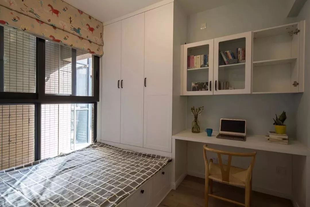 别担心小户型挤不出书房,角落空间都可以用上