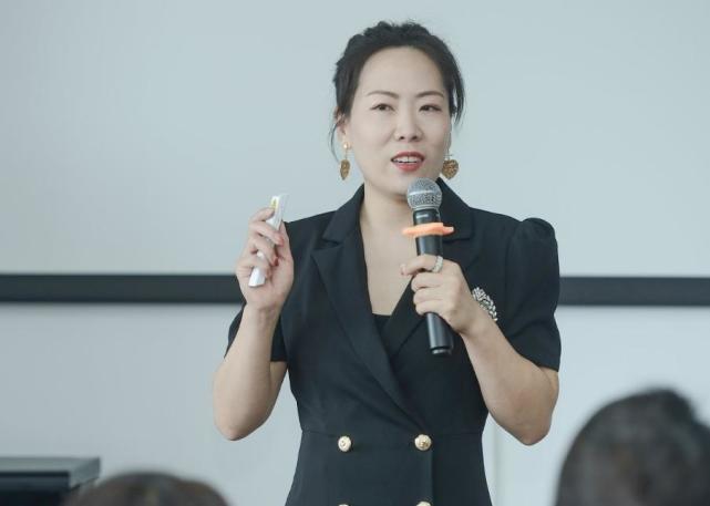 朝鲜|7年前，辞职说“世界那么大，我想去看看”的女教师，如今怎样了