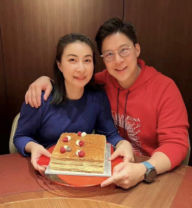 霍启刚|霍启刚宅家庆43岁生日，与儿女一起炸薯条太有爱，郭晶晶独在异国