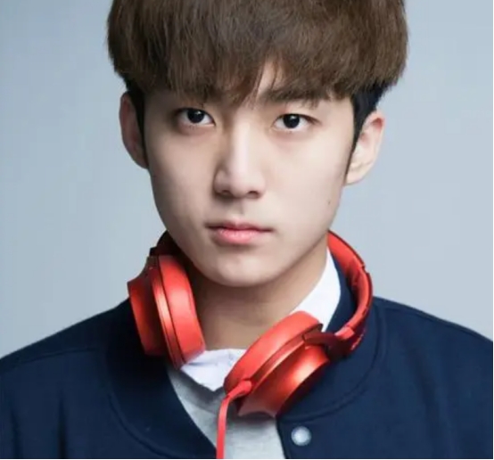 郭子凡|当红男星约会被拍!扫码骑车失败当街砸手机,女友站在一旁被吓呆