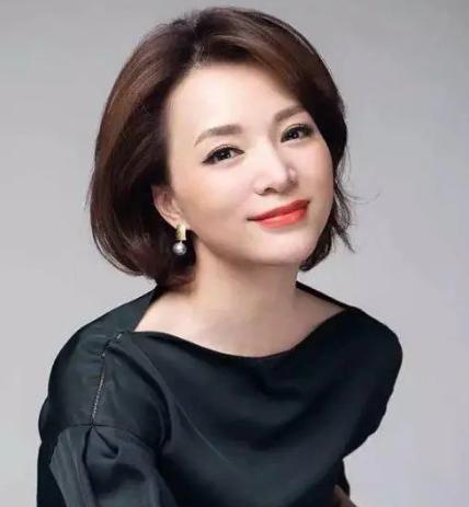 杨澜|“前央视一姐”杨澜美国授课，头发花白显老态，台下学生一脸嫌弃