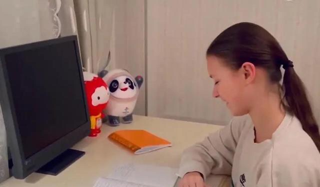 谢尔巴科娃|回归高中生活！谢尔巴科娃回家做作业一脸无奈，千金真是有苦难言