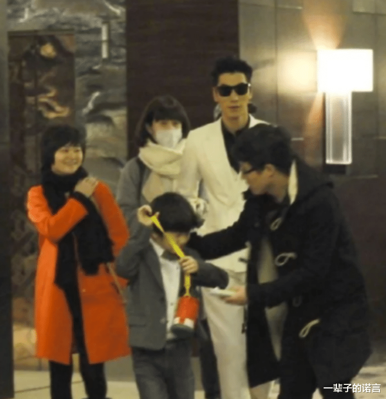 张亮|张亮的“毁灭”史：从红极一时到“失业”，一手好牌怎么糊的？