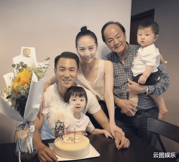 狄龙|狄龙庆祝父亲节,祖孙三代同框长相太相似,41岁儿子已成TVB视帝