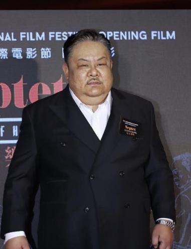 洪金宝|70岁洪金宝穿格纹衫亮相，越来越像普通老头，少了年轻时的霸气感