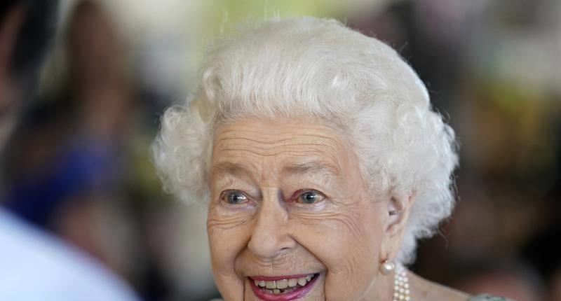 英国女王逝世前,遛狗烧烤散步心情好,知情人称她是突然去世