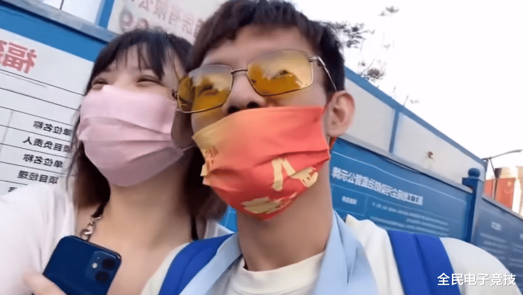 张嘉文偶遇女粉,被要求合照,还要上了微信,好兄弟出息了