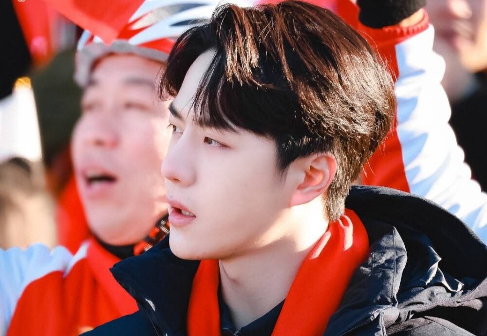 王一博|王一博綦美合被爆一起做核酸,疑似未分手,网友称谈个恋爱很正常