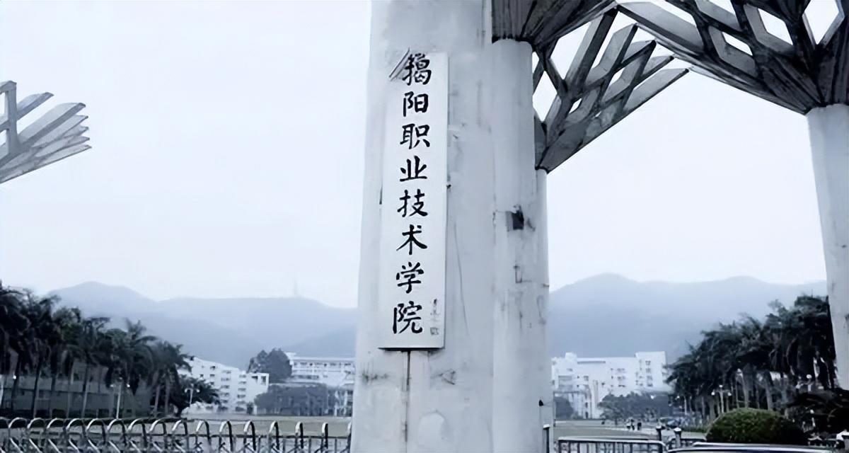 大专生穿学士服拍照引争议，网友：没学位证穿什么学士服！