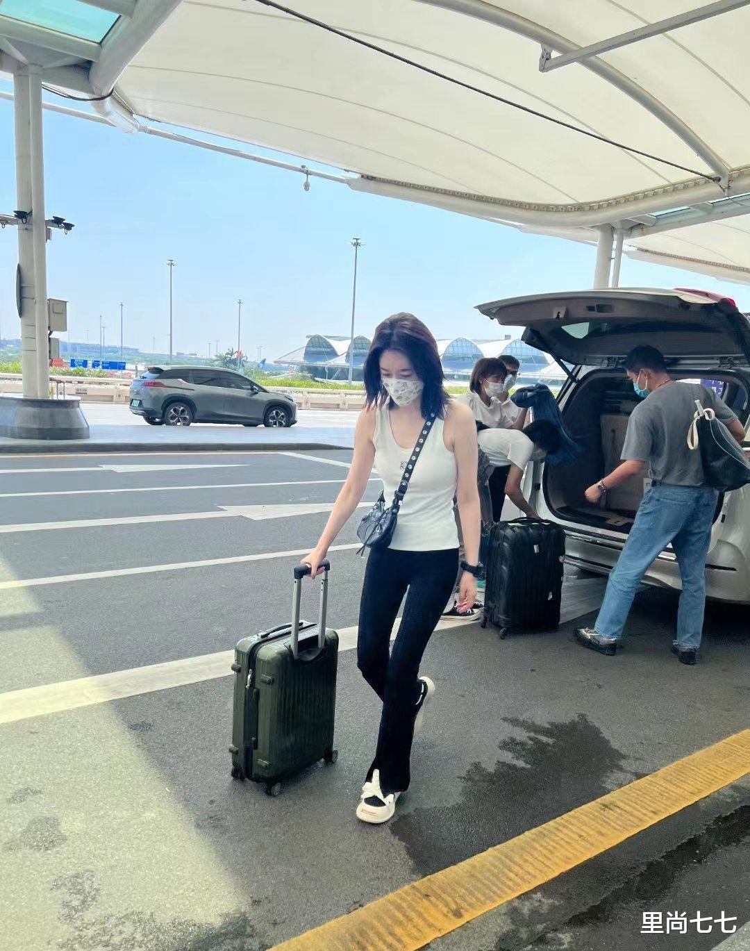 路人镜头下的李小冉，穿小背心紧身裤，身材火辣好得太不真实