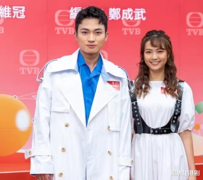 TVB|直接！TVB当红小生新剧与女神小花拍吻戏，难掩激动：当然把持不住