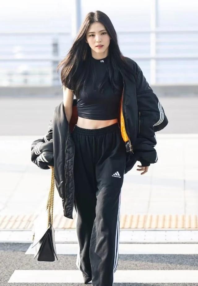 |暴瘦感消失!韩韶禧机场照曝帅气眉钉造型引热议,女神状态回归