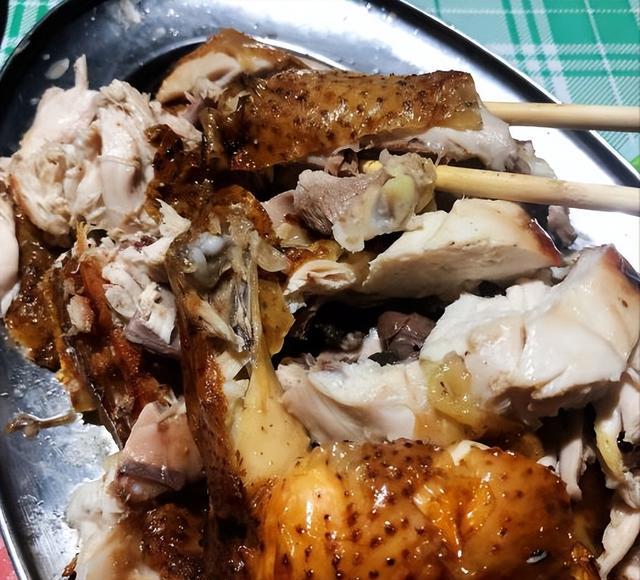 广东大哥来乡下吃饭,200元1盘肉连吃3盘,网友:店家含泪赚100