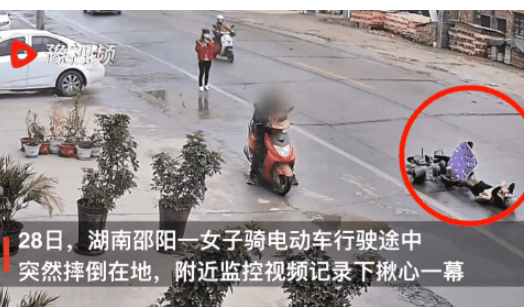 湖南邵阳,早上9点左右,一女子骑电动车时突然连车带人摔倒在地,然后全身不停地抽搐