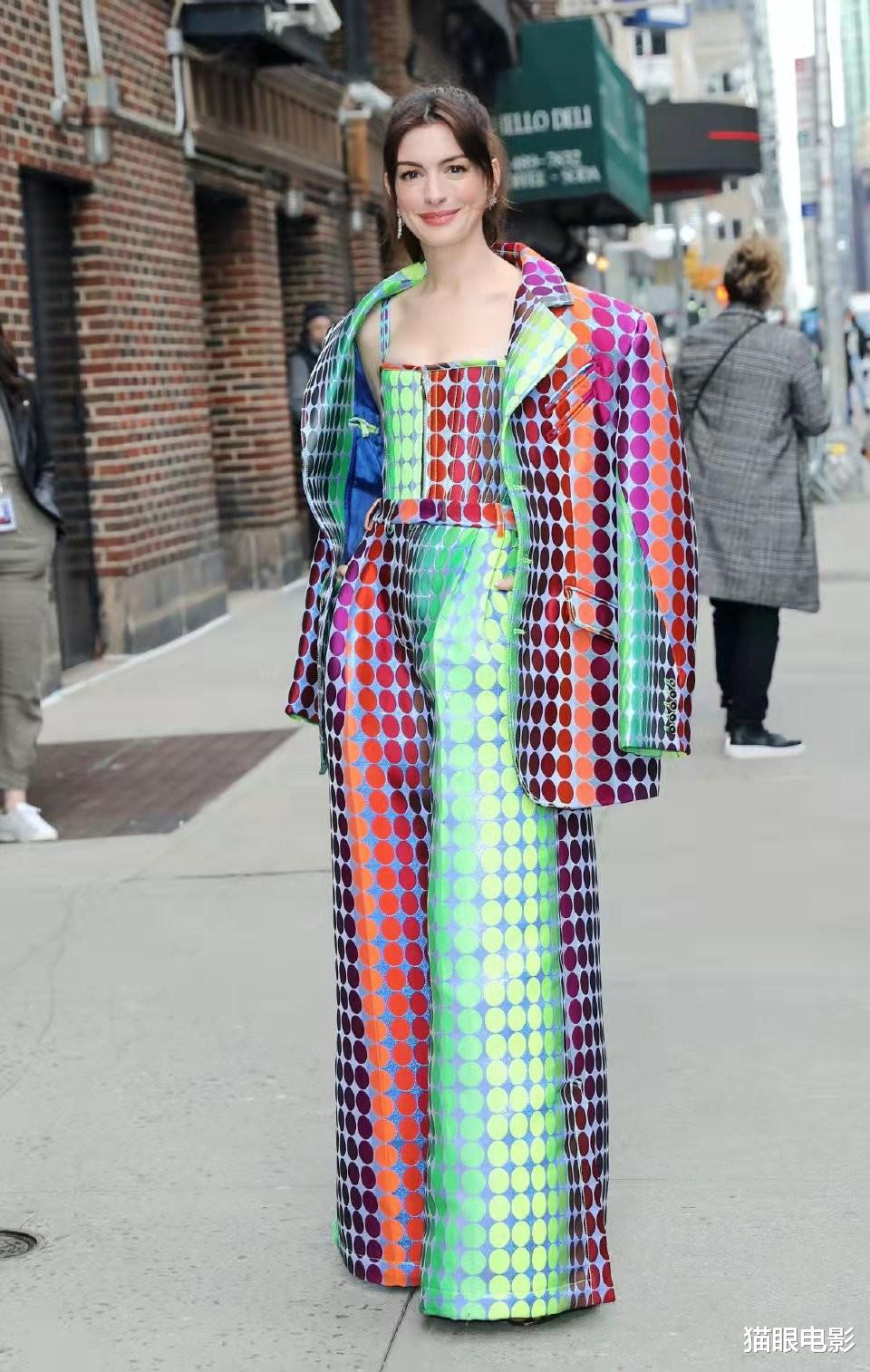 安妮·海瑟薇|安妮海瑟薇穿吊带秀锁骨，肤白貌美皮肤超好，网友：美得不像人类