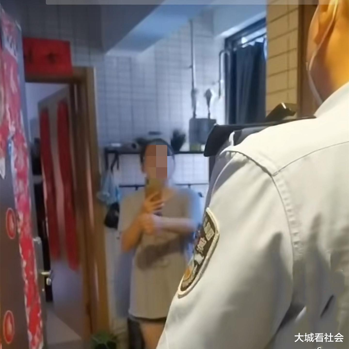 广东一女子嫌装修吵,每天拿棍子敲击阳台,让周边住户都不好过