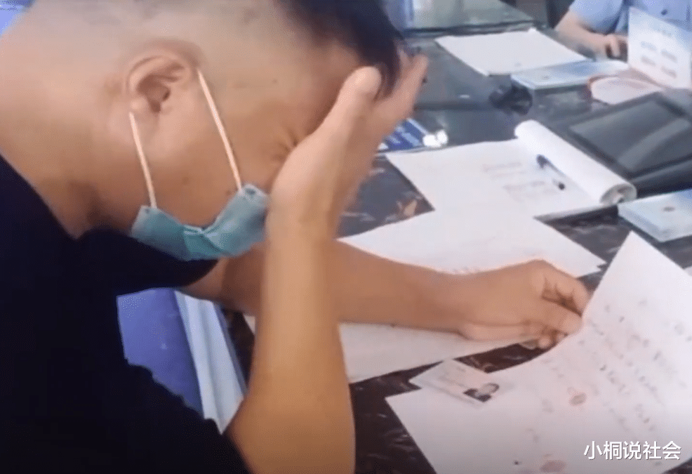 河南一男子给92岁亡母注销户口,当场哭成泪人:再无娘来过的痕迹
