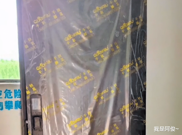 广西:邻居装修故意把标准入户门改高,男子无奈2次换门反击