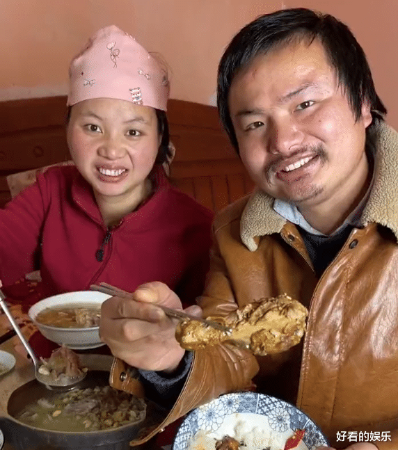 |小春花月子期引争议，手指白净不像干农活的手，网友：她是董事长