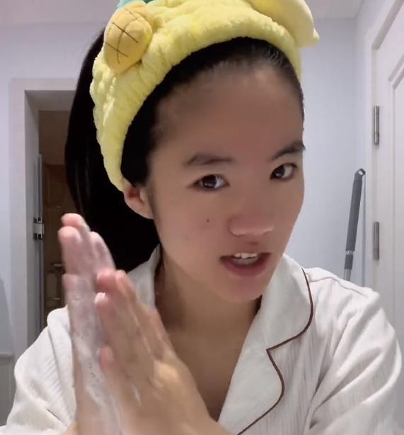 李勒优|李勒优居家生活超悠闲，踩凳子吃饭被指责，网友劝其回老家看看