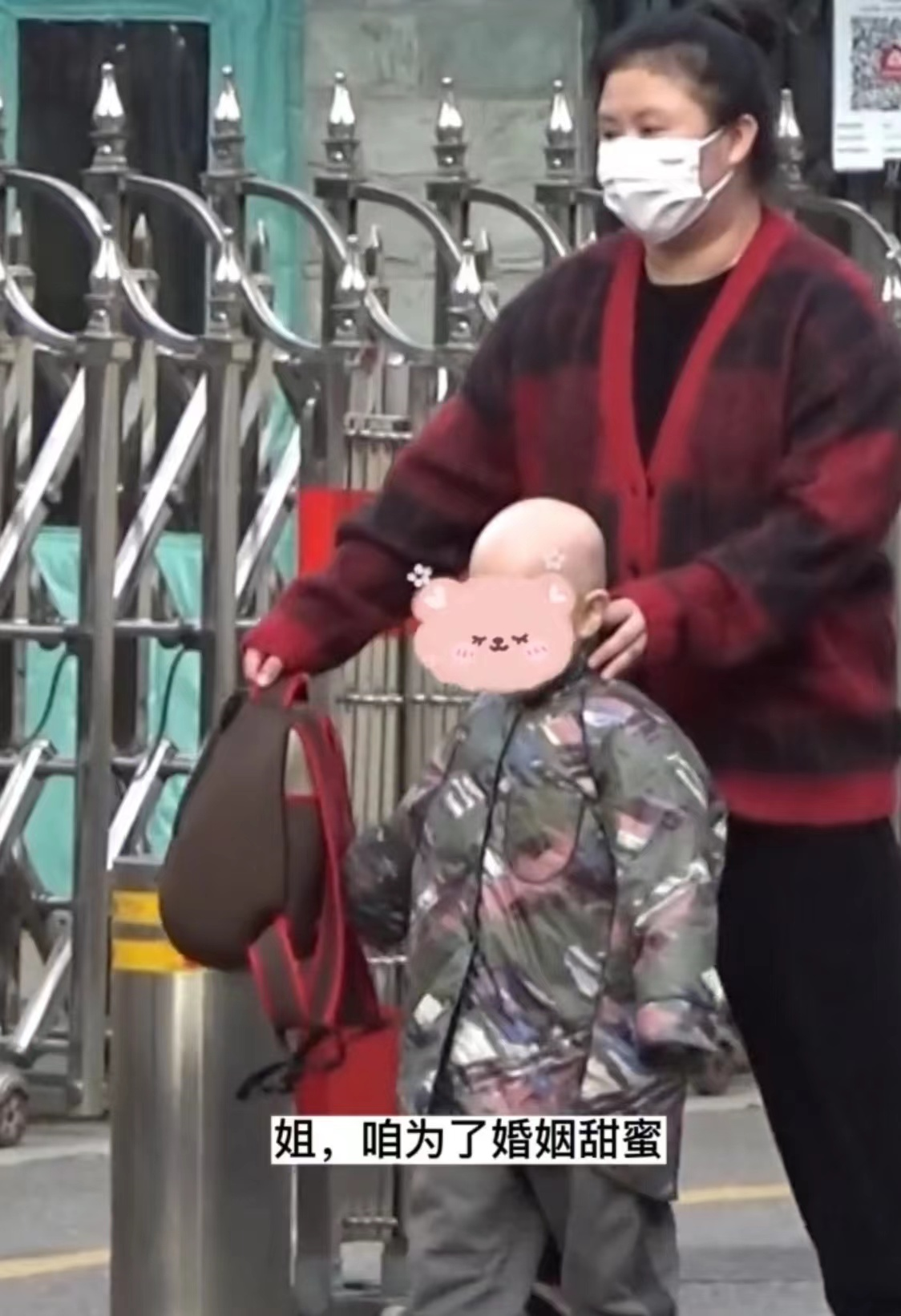 沈腾|沈腾妻子独自接娃,身形臃肿被嘲认不出,4岁小狮子留光头似妈妈