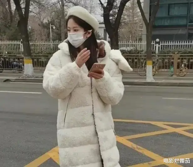 春晚|春晚二次联排：张小斐美目顾盼，邓超比心暖人，吉克隽逸红裙吸睛